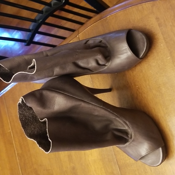 Dolce Vita Shoes - Dolce Vita taupe grayish peep toe heels size 8